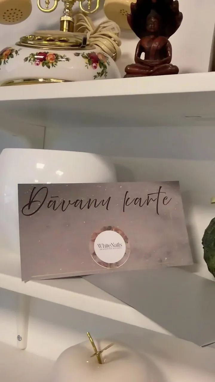 WhiteNails dāvanu karte studijas plauktā